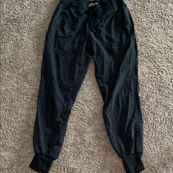 ✨3 for 20✨ Athleta women’s Black Joggers - Picture 1 of 4